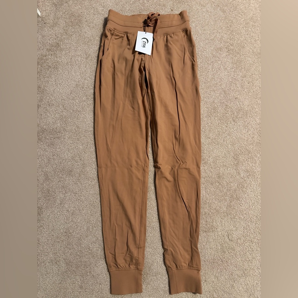 Zyia Active TAN Joggers Size M NWT